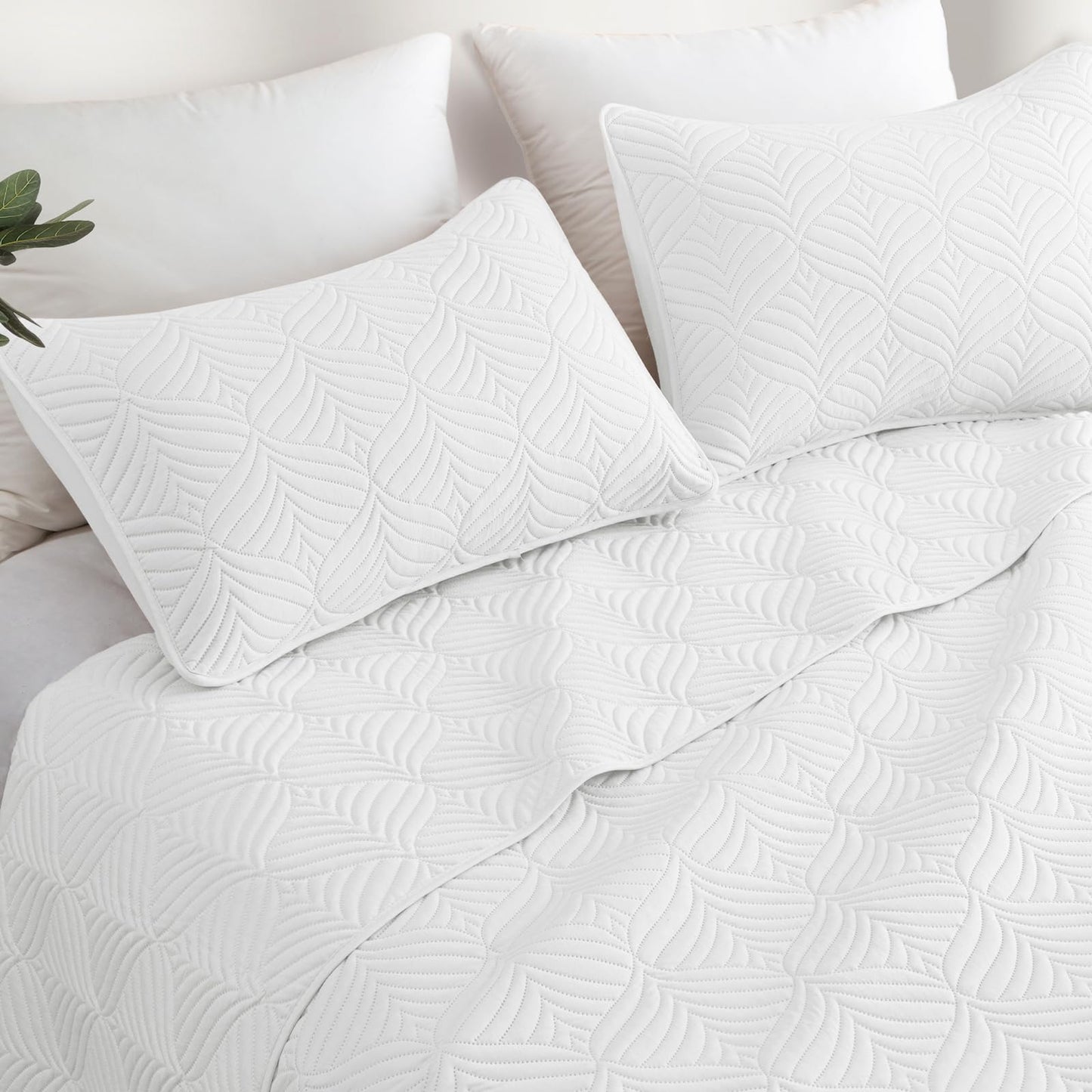 Whale Flotilla Extra Soft Full Queen Quilt Bedding Set, Lightweight White Bedspreads Quilts Queen Size with Modern Pattern, Reversible 3-Piece Coverlet with 2 Pillow Shames for All Seasons