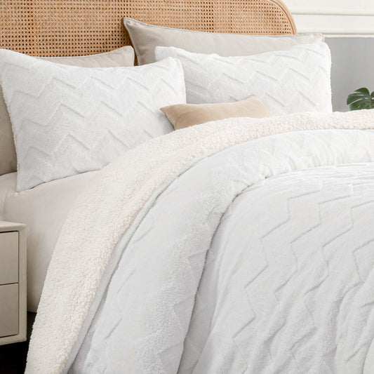 BEDELITE Fluffy Queen Comforter Set - Super Soft Sherpa White Comforter for Queen Size Bed, Luxury Warm Bedding Set for Winter, Fuzzy Bed Set 3 Pieces (1 Comforter, 2 Pillowcases)