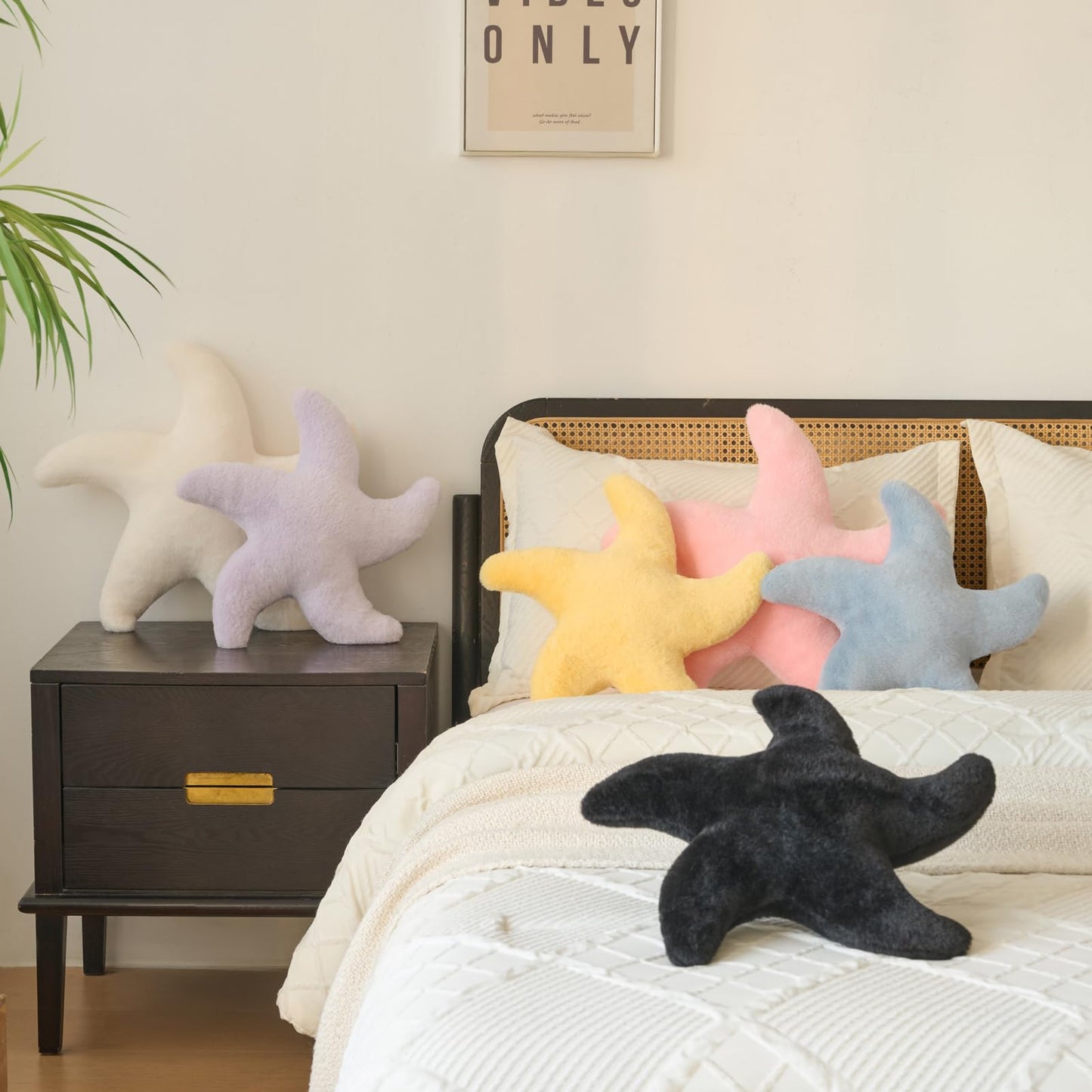 PLAYSKY Starfish Pillow, Cute Decorative Pillows for Couch Bed, Aesthetic Room Decor Accent Pillow Plush with Soft Faux Rabbit Fur for Bedroom Living Room (Black, 19.6 Inches)