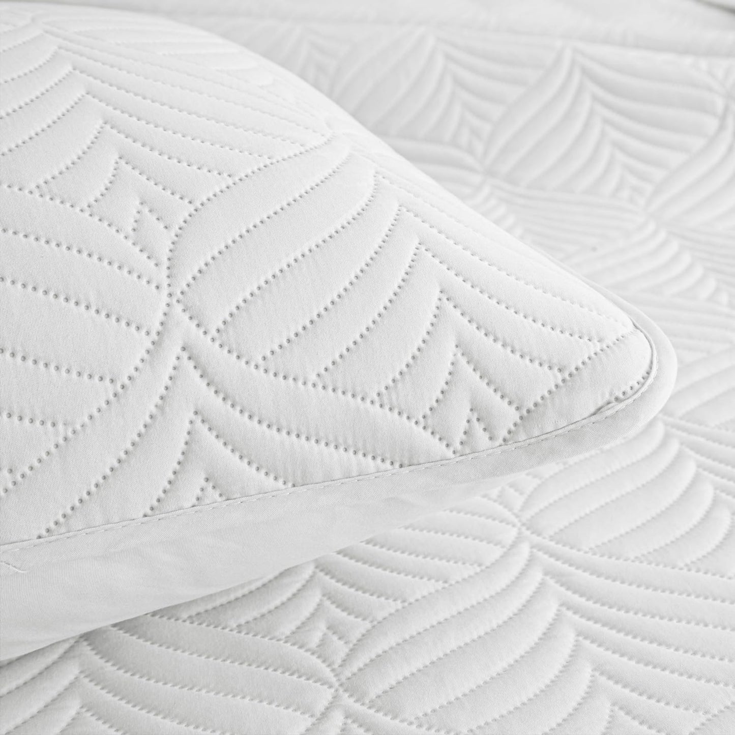 Whale Flotilla Extra Soft Full Queen Quilt Bedding Set, Lightweight White Bedspreads Quilts Queen Size with Modern Pattern, Reversible 3-Piece Coverlet with 2 Pillow Shames for All Seasons