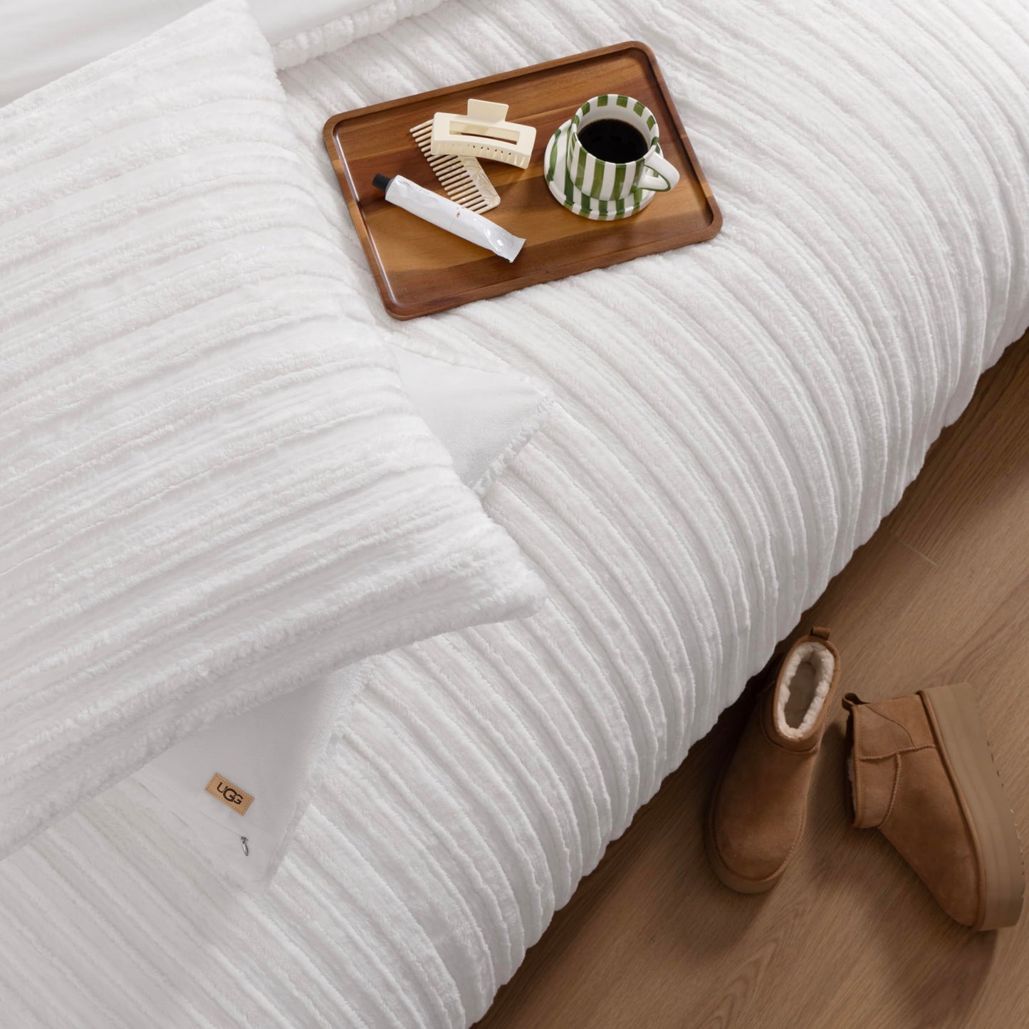UGG Kenzie Full/Queen Comforter Set with 2 Pillow Shams Plush Faux Fur Bedding Soft Warm Down Alternative Comforter Washable Hypoallergenic Fluffy Blanket Set for Bedroom, Full/Queen Size, White Snow
