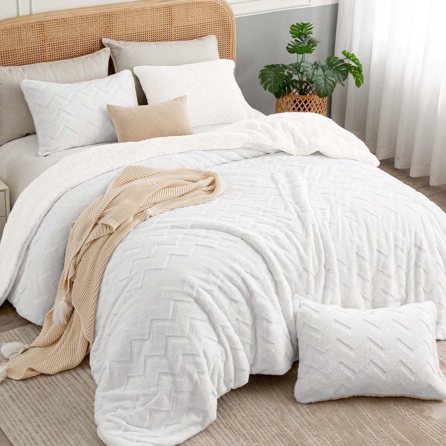 BEDELITE Fluffy Queen Comforter Set - Super Soft Sherpa White Comforter for Queen Size Bed, Luxury Warm Bedding Set for Winter, Fuzzy Bed Set 3 Pieces (1 Comforter, 2 Pillowcases)
