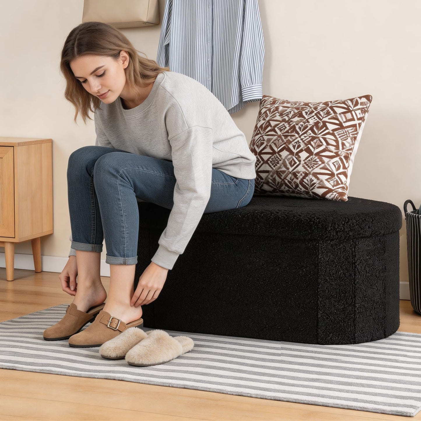 DUMOS Ottoman Bench End of Bed, 43 Inch Ottoman with Storage, Foot Rest Bench Stool with Cushion, Oval Round Folding Storage Chest for Bedroom, Living Room, Entryway, Dorm, Teddy Fabric, Black