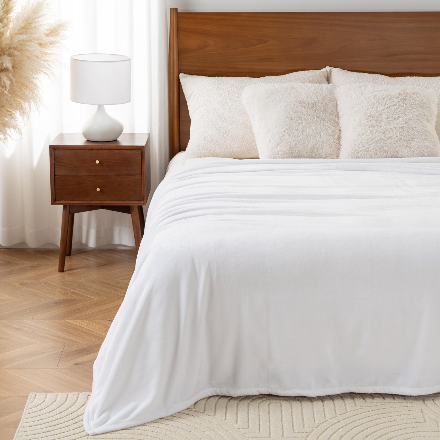 Sushing Luxury Fleece Warm Blanket, Soft Lightweight Velvety Plush Blanket for Sofa and Bed, Cozy Comfy for All Seasons(True White, 90×90 Inches)