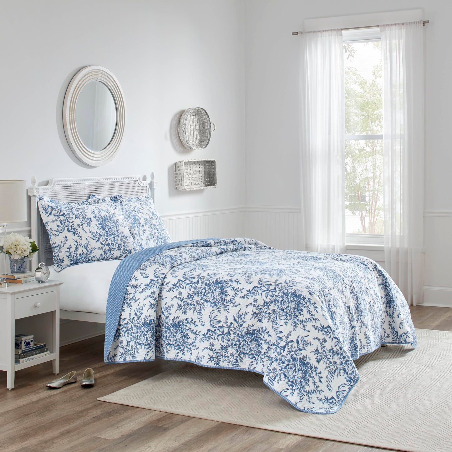 Laura Ashley - King Quilt Set, 100% Cotton Cover with Cotton Blend Fill, Prewashed for Softness, Reversible Floral Bedding with Matching Shams (Pink)